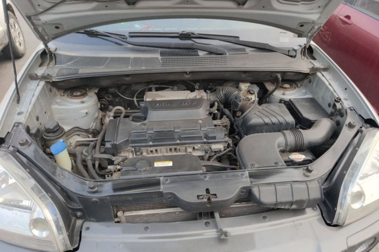 Used Hyundai Tucson 2009 2.0L Automatic Two-Wheel Drive with Sunroof Engine Bay