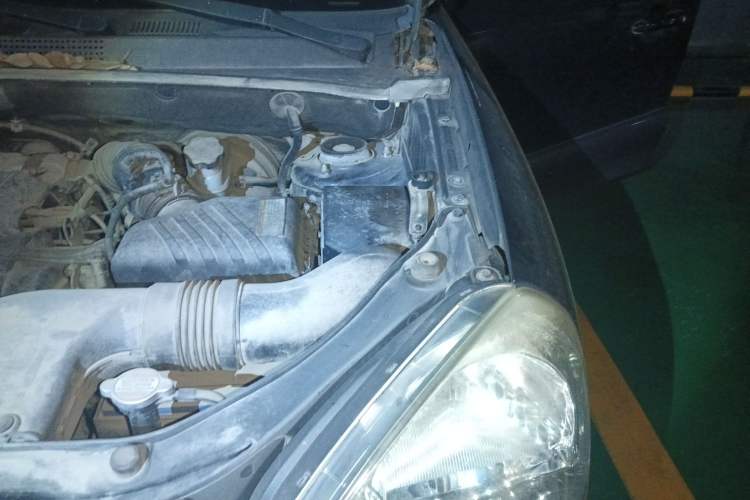 Used Hyundai Tucson 2009 2.0L Manual Two-Wheel Drive Fashion Edition Engine Bay Left