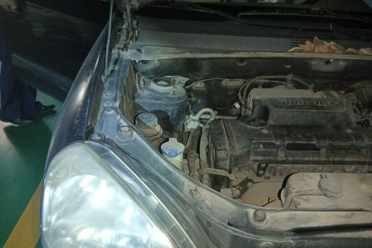 Used Hyundai Tucson 2009 2.0L Manual Two-Wheel Drive Fashion Edition Engine Bay Right