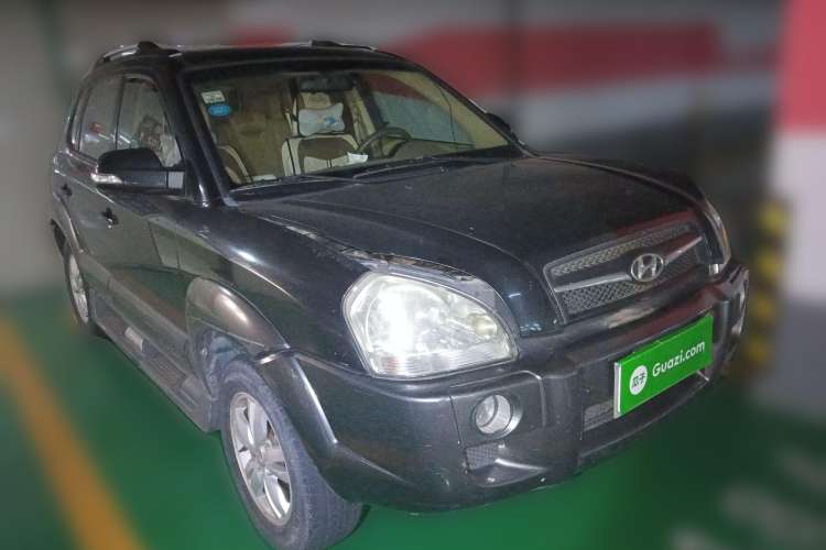 Used Hyundai Tucson 2009 2.0L Manual Two-Wheel Drive Fashion Edition Front Right 45 Deg