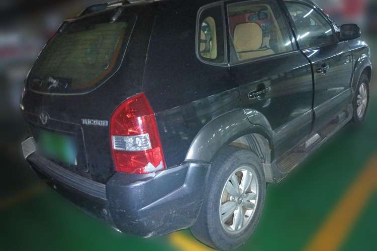 Used Hyundai Tucson 2009 2.0L Manual Two-Wheel Drive Fashion Edition Rear Right 45 Deg