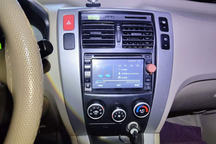 Used Hyundai Tucson 2009 2.0L Manual Two-Wheel Drive Fashion Edition Audio And AC Panel