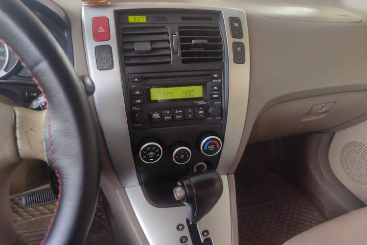 Used Hyundai Tucson 2009 2.0L Automatic Two-Wheel Drive with Sunroof Audio And AC Panel