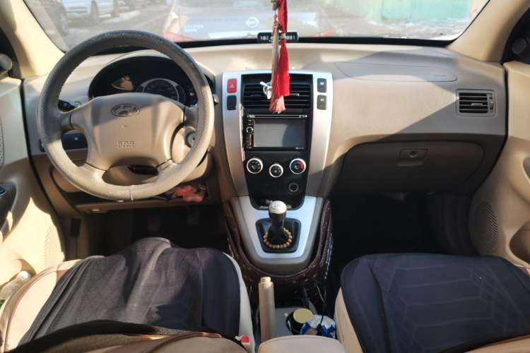 Used Hyundai Tucson 2009 2.0L Manual Two-Wheel Drive Fashion Edition Center Console