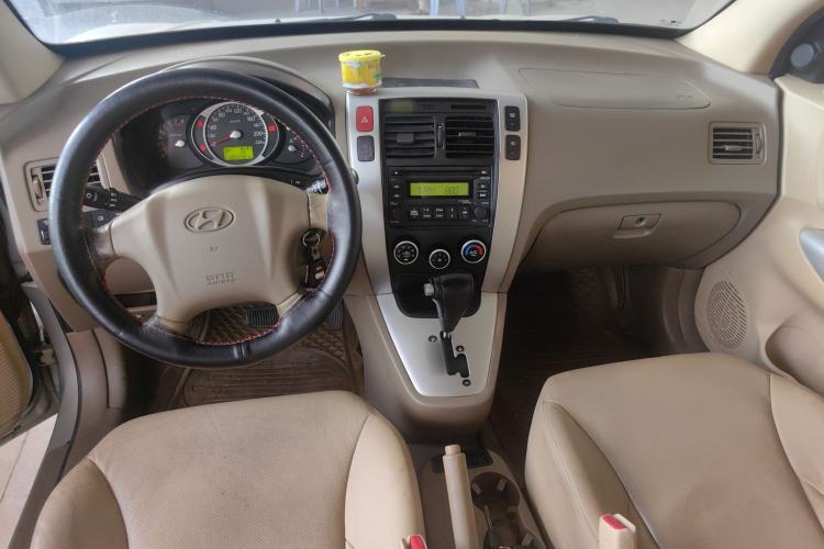 Used Hyundai Tucson 2009 2.0L Automatic Two-Wheel Drive with Sunroof Center Console