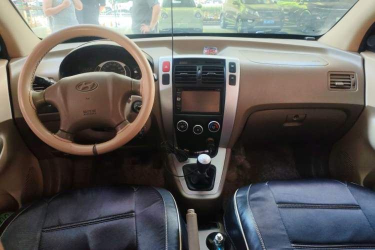 Used Hyundai Tucson 2009 2.0L Manual Two-Wheel Drive Fashion Edition Center Console