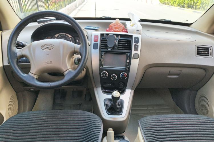 Used Hyundai Tucson 2009 2.0L Manual Two-Wheel Drive Fashion Edition Center Console