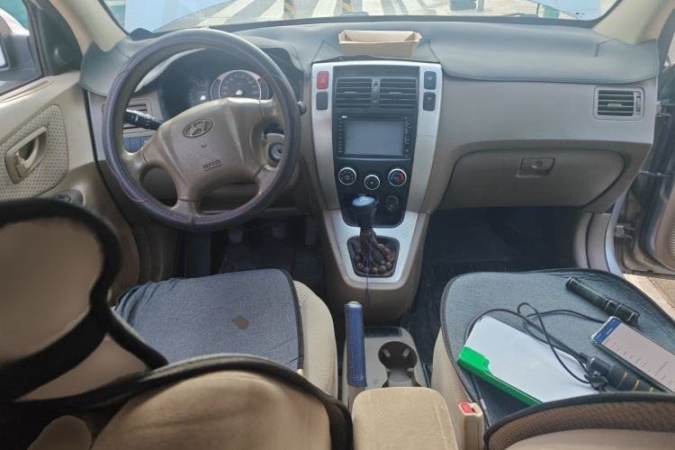 Used Hyundai Tucson 2009 2.0L Manual Two-Wheel Drive Fashion Edition Center Console