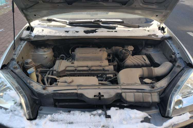 Used Hyundai Tucson 2009 2.0L Manual Two-Wheel Drive Fashion Edition Engine Bay