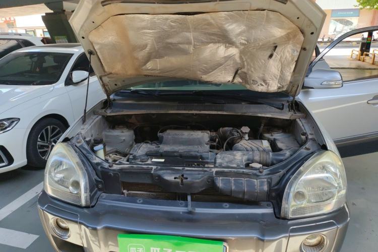 Used Hyundai Tucson 2009 2.0L Manual Two-Wheel Drive Fashion Edition Engine Bay