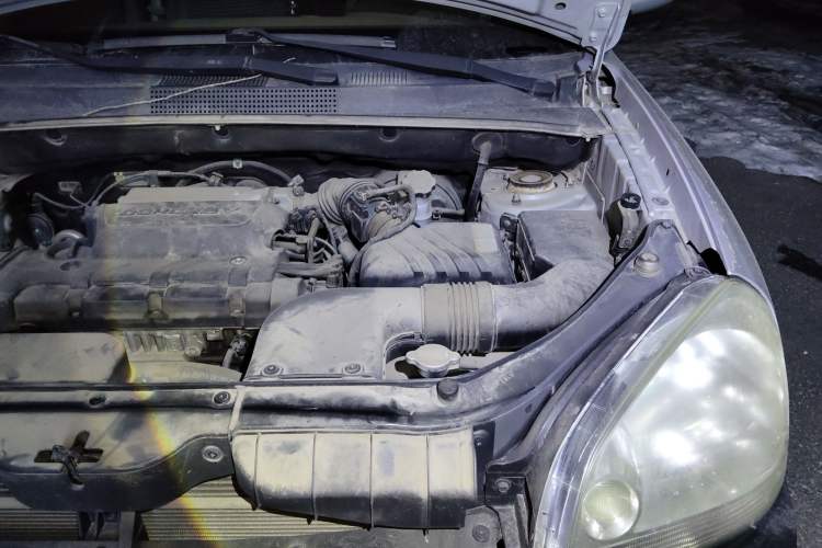 Used Hyundai Tucson 2009 2.0L Manual Two-Wheel Drive Fashion Edition Engine Bay Left