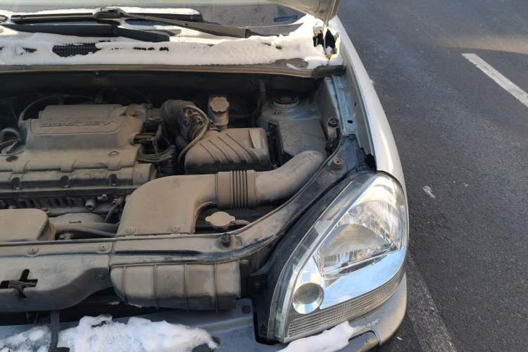 Used Hyundai Tucson 2009 2.0L Manual Two-Wheel Drive Fashion Edition Engine Bay Left
