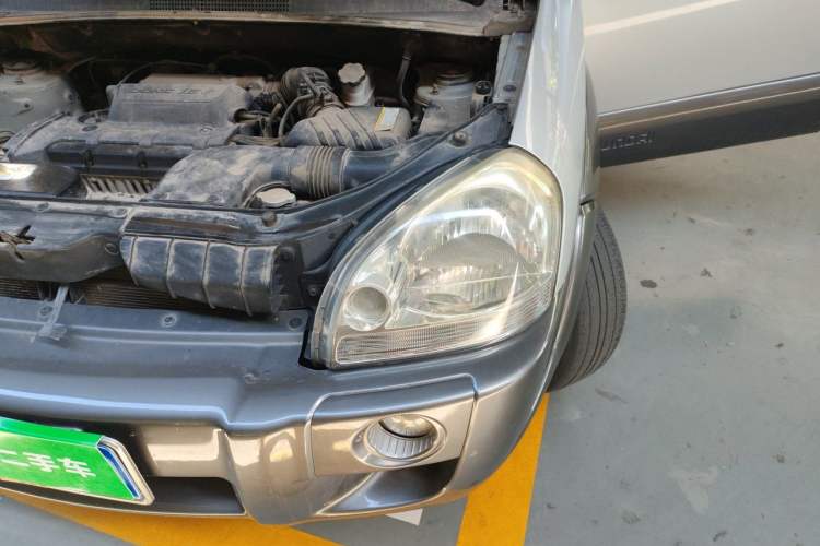 Used Hyundai Tucson 2009 2.0L Manual Two-Wheel Drive Fashion Edition Engine Bay Left