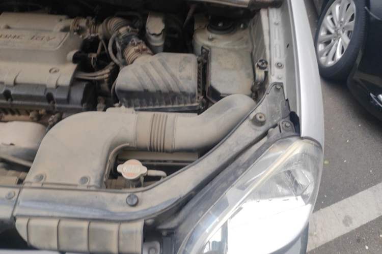 Used Hyundai Tucson 2009 2.0L Automatic Two-Wheel Drive with Sunroof Engine Bay Left
