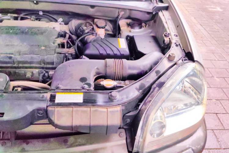 Used Hyundai Tucson 2009 2.0L Manual Two-Wheel Drive Fashion Edition Engine Bay Left