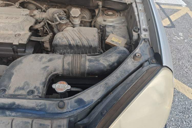Used Hyundai Tucson 2009 2.0L Manual Two-Wheel Drive Fashion Edition Engine Bay Left
