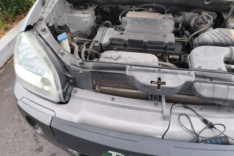 Used Hyundai Tucson 2009 2.0L Automatic Two-Wheel Drive with Sunroof Engine Bay Right