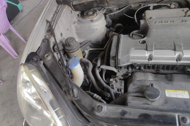 Used Hyundai Tucson 2009 2.0L Automatic Two-Wheel Drive with Sunroof Engine Bay Right