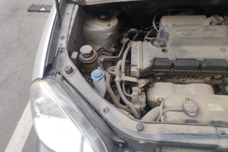 Used Hyundai Tucson 2009 2.0L Automatic Two-Wheel Drive with Sunroof Engine Bay Right