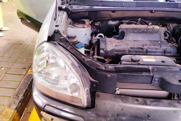 Used Hyundai Tucson 2009 2.0L Manual Two-Wheel Drive Fashion Edition Engine Bay Right