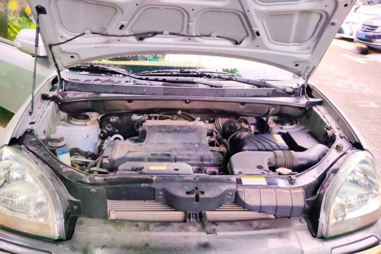 Used Hyundai Tucson 2009 2.0L Manual Two-Wheel Drive Fashion Edition Engine Bay