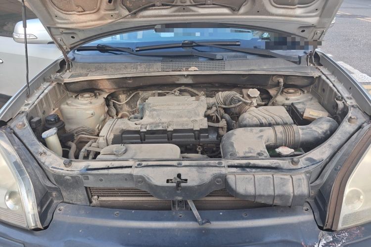 Used Hyundai Tucson 2009 2.0L Manual Two-Wheel Drive Fashion Edition Engine Bay