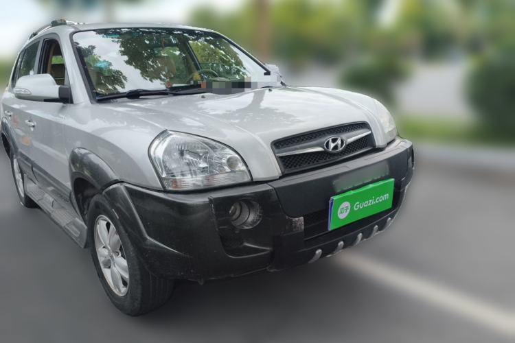Used Hyundai Tucson 2009 2.0L Automatic Two-Wheel Drive with Sunroof Front Right 45 Deg