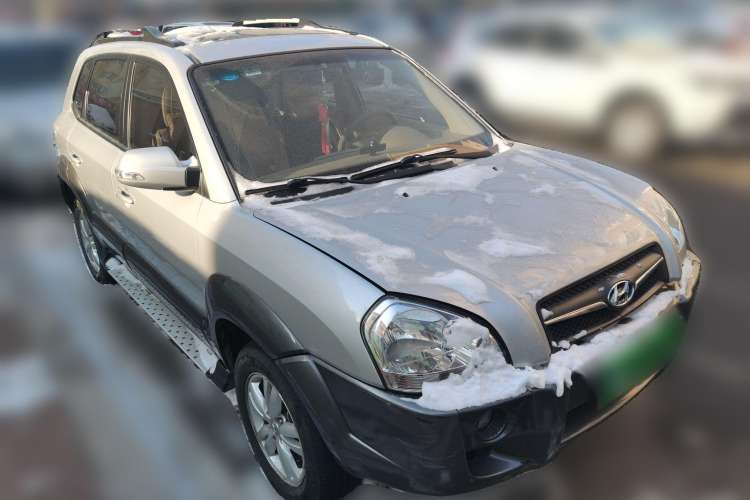 Used Hyundai Tucson 2009 2.0L Manual Two-Wheel Drive Fashion Edition Front Right 45 Deg