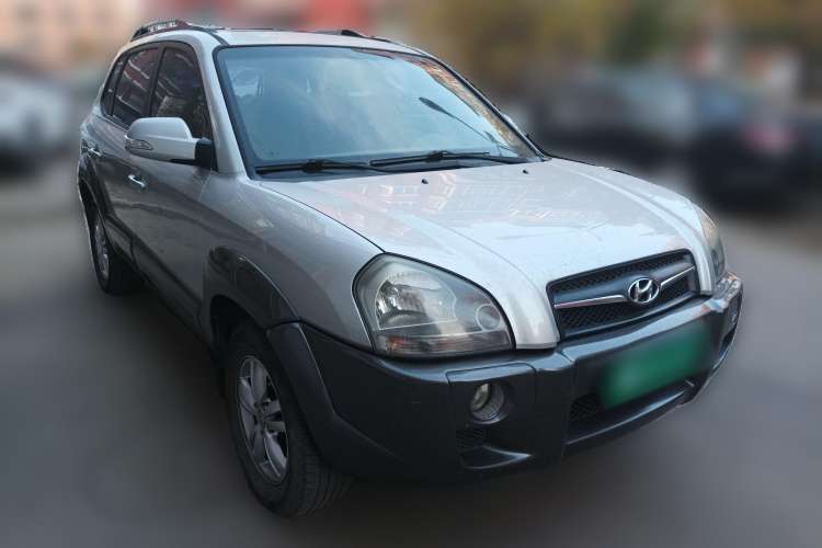 Used Hyundai Tucson 2009 2.0L Automatic Two-Wheel Drive with Sunroof Front Right 45 Deg