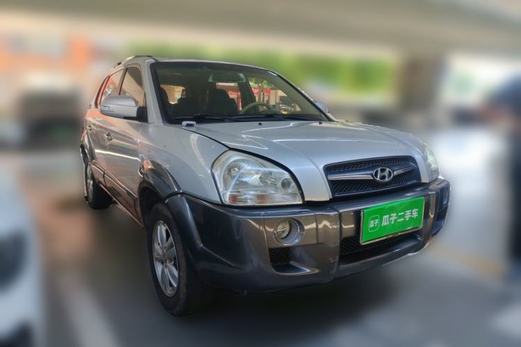 Used Hyundai Tucson 2009 2.0L Manual Two-Wheel Drive Fashion Edition Front Right 45 Deg