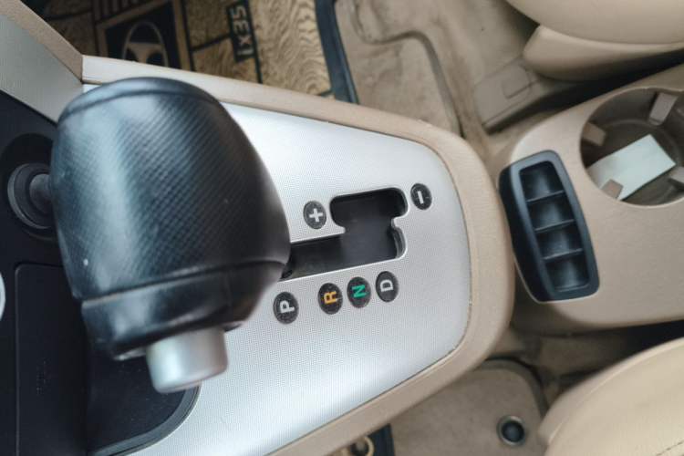Used Hyundai Tucson 2009 2.0L Automatic Two-Wheel Drive with Sunroof Gear Lever
