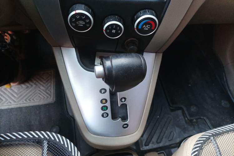 Used Hyundai Tucson 2009 2.0L Automatic Two-Wheel Drive with Sunroof Gear Lever