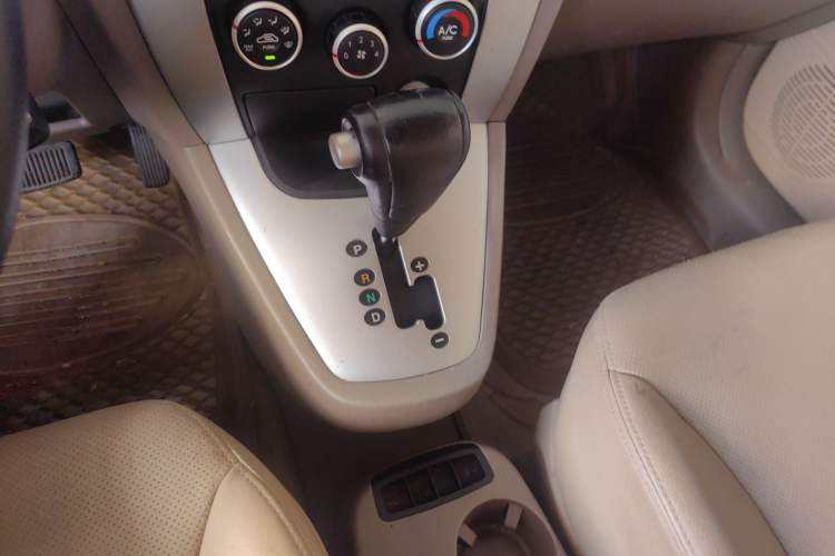 Used Hyundai Tucson 2009 2.0L Automatic Two-Wheel Drive with Sunroof Gear Lever