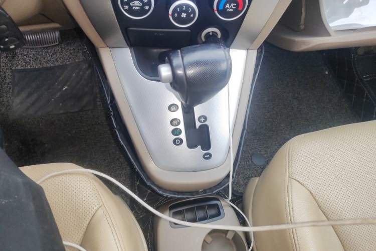 Used Hyundai Tucson 2009 2.0L Automatic Two-Wheel Drive with Sunroof Gear Lever