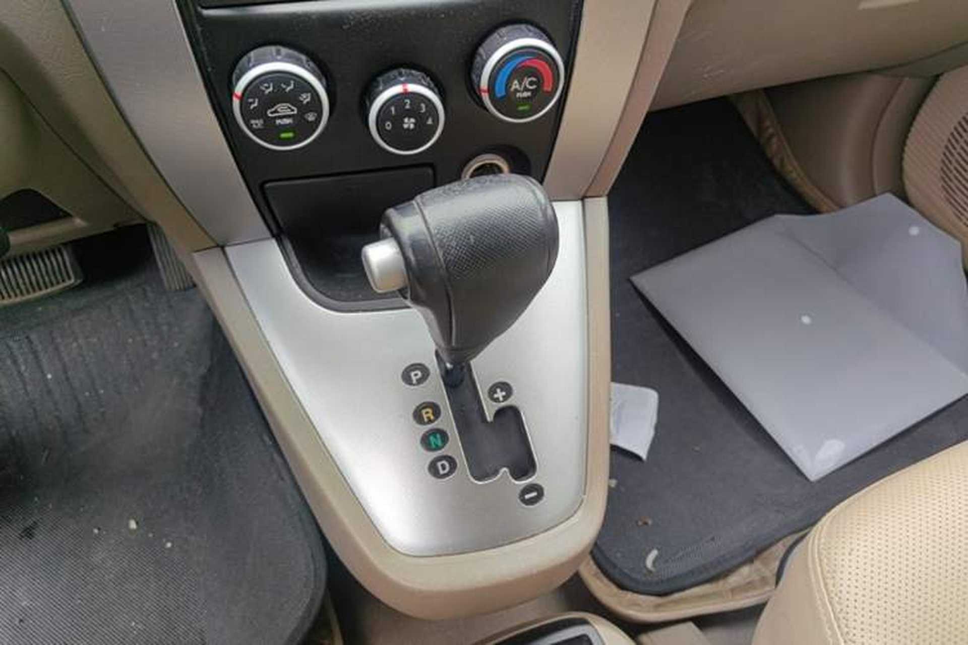 Used Hyundai Tucson 2009 2.0L Automatic Two-Wheel Drive with Sunroof Gear Lever