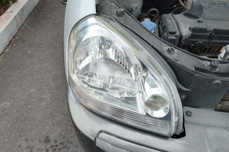 Used Hyundai Tucson 2009 2.0L Automatic Two-Wheel Drive with Sunroof Right Front Headlight