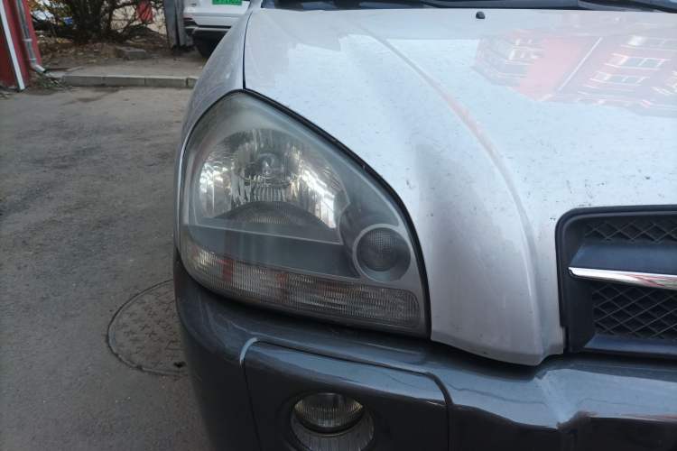 Used Hyundai Tucson 2009 2.0L Automatic Two-Wheel Drive with Sunroof Right Front Headlight