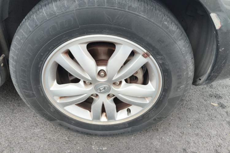 Used Hyundai Tucson 2009 2.0L Automatic Two-Wheel Drive with Sunroof Right Front Wheel Hub
