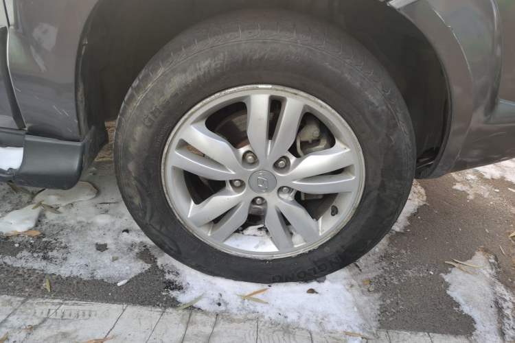 Used Hyundai Tucson 2009 2.0L Manual Two-Wheel Drive Fashion Edition Right Front Wheel Hub