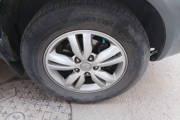 Used Hyundai Tucson 2009 2.0L Automatic Two-Wheel Drive with Sunroof Right Front Wheel Hub