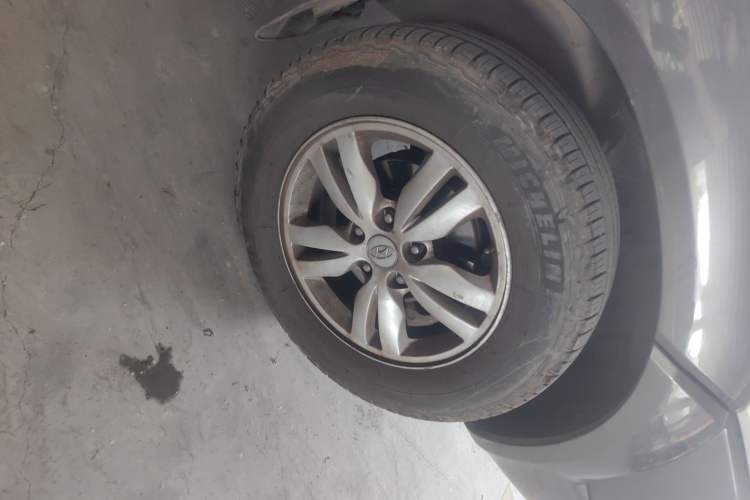 Used Hyundai Tucson 2009 2.0L Automatic Two-Wheel Drive with Sunroof Right Front Wheel Hub