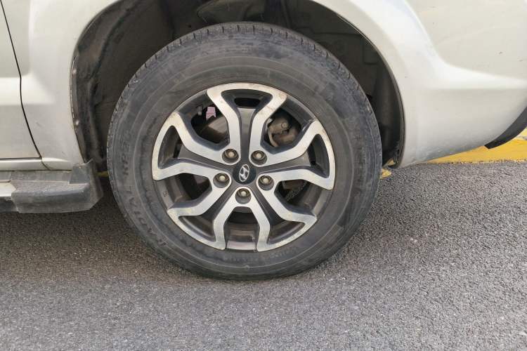 Used Hyundai Tucson 2009 2.0L Manual Two-Wheel Drive Fashion Edition Right Front Wheel Hub