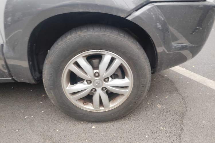 Used Hyundai Tucson 2009 2.0L Automatic Two-Wheel Drive with Sunroof Right Front Wheel Hub