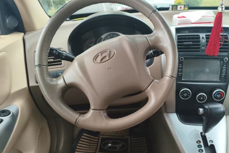 Used Hyundai Tucson 2009 2.0L Automatic Two-Wheel Drive with Sunroof Steering Wheel