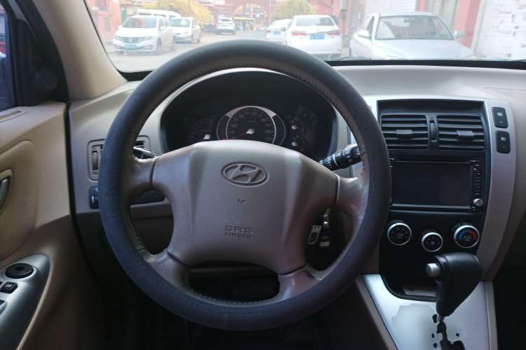 Used Hyundai Tucson 2009 2.0L Automatic Two-Wheel Drive with Sunroof Steering Wheel