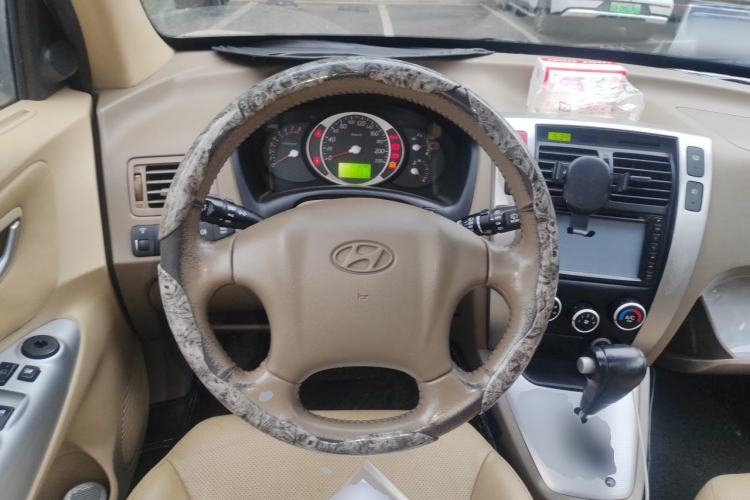 Used Hyundai Tucson 2009 2.0L Automatic Two-Wheel Drive with Sunroof Steering Wheel