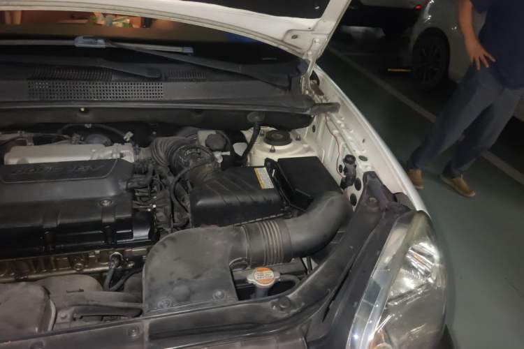 Used Hyundai Tucson 2009 2.0L Automatic Two-Wheel Drive with Sunroof Engine Bay Left