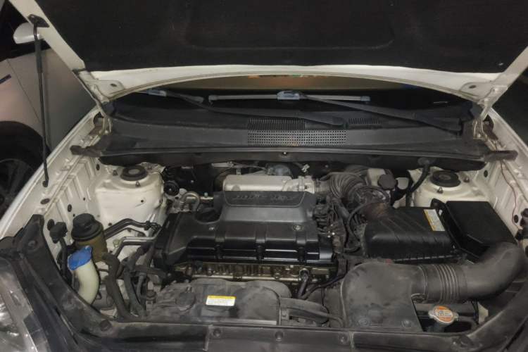 Used Hyundai Tucson 2009 2.0L Automatic Two-Wheel Drive with Sunroof Engine Bay