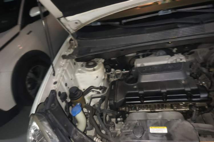 Used Hyundai Tucson 2009 2.0L Automatic Two-Wheel Drive with Sunroof Engine Bay Right