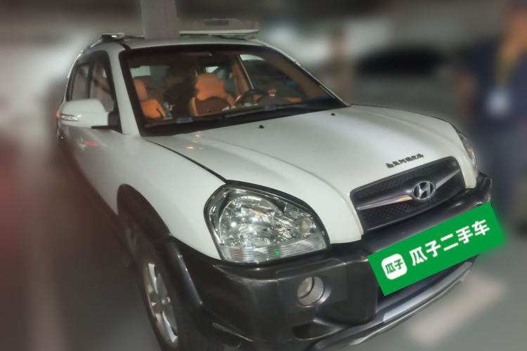 Used Hyundai Tucson 2009 2.0L Automatic Two-Wheel Drive with Sunroof Front Right 45 Deg